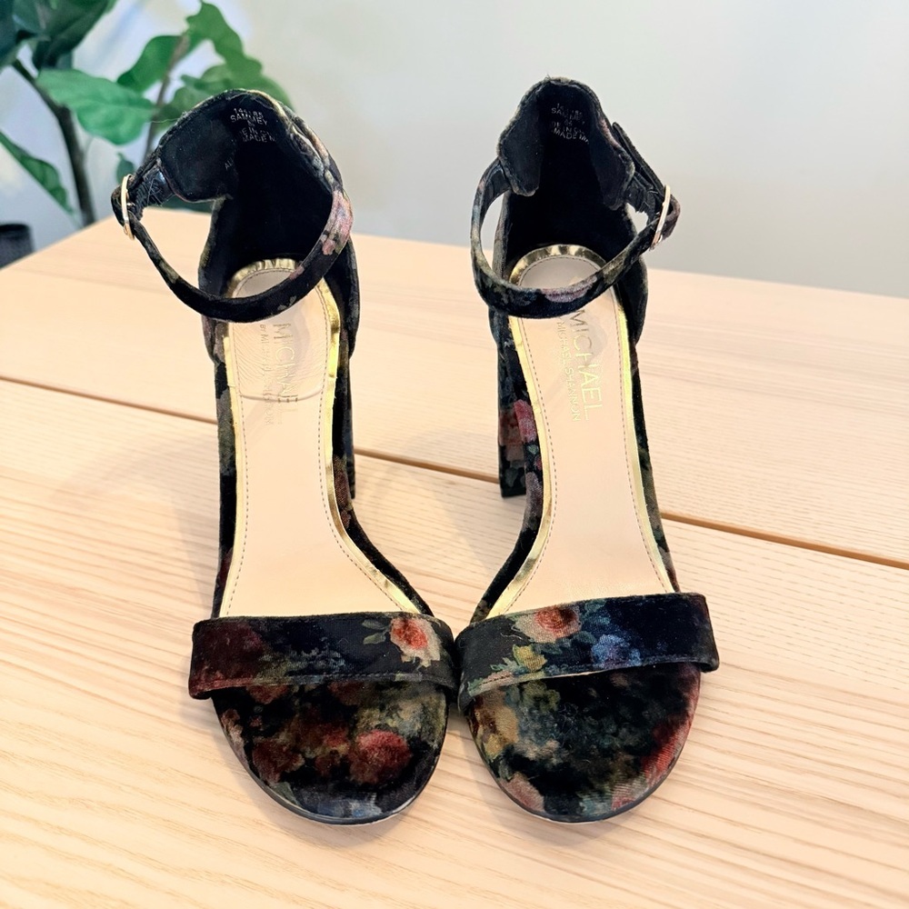 Michael by Michael Shannon Sammey Floral Velvet Block Heel Sandals Sz 8.5 - Picture 3 of 9